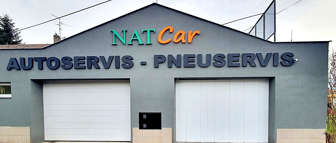 Autoservis NATCar — pohled z ulice V Potočkách